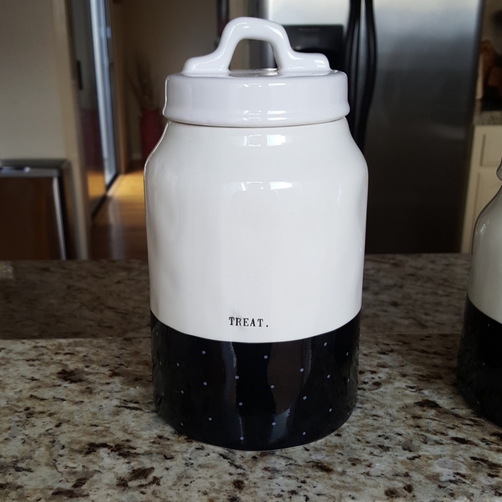 1 medium Rae Dunn container